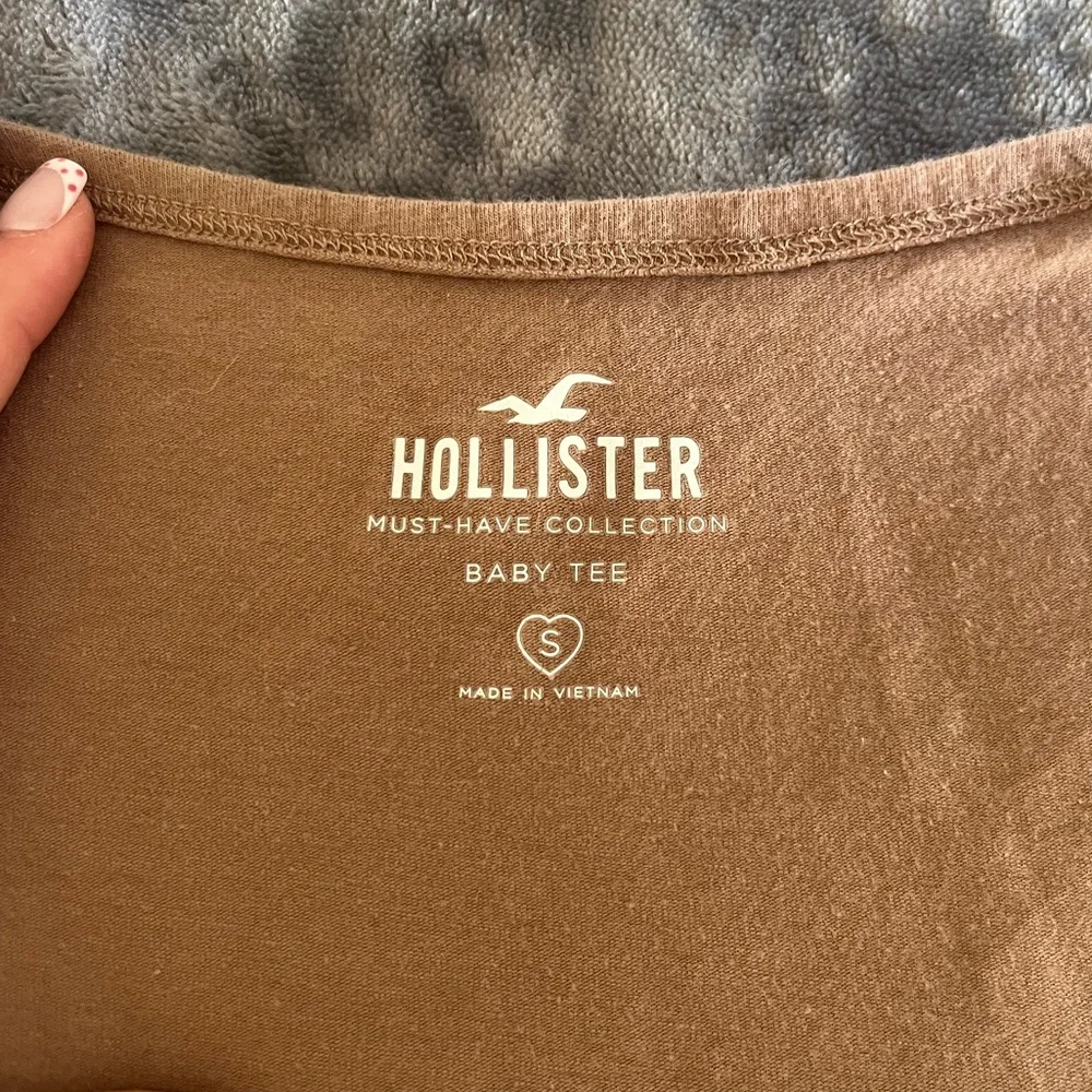 2 pack Hollister tops/baby tees, brown and white, size small - Picture 5 of 5